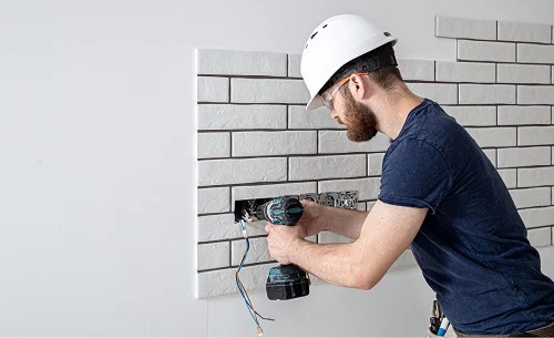 electricians-in-oak-park-il-installing-electrical-sockets